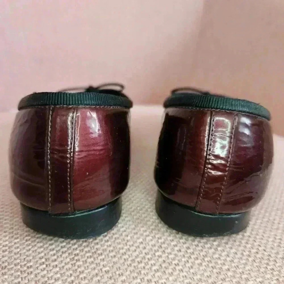 CHANEL Authentic CC Burgundy + Black Patent Leather Bow Ballet Flats Size 5 | 35 - Picture 5 of 11